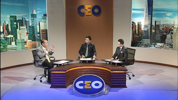 Ông Huấn đang được sự tư vấn của hai chuyên gia trong chương trình CEO – Chìa khóa thành công